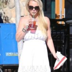 Britney Spears shows slim figure while sipping Starbucks