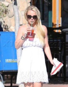 Britney Spears shows slim figure while sipping Starbucks